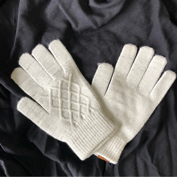 Soft Light Grey Gloves - Picture 2 of 9